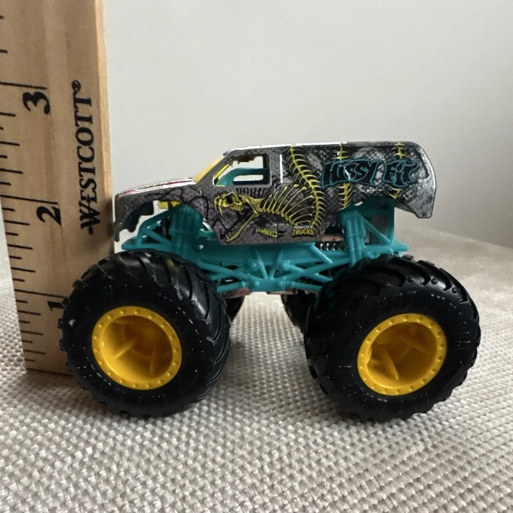 MINT Hot Wheels Monster Truck HISSY FIT 1:64 Gnash & Crash Series 2022